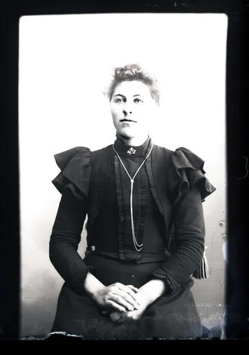 En kvinne.
Skrevet på papir som er festet til negativet: 679  Gusta Eid, se bilde GM_MG.03451_1.