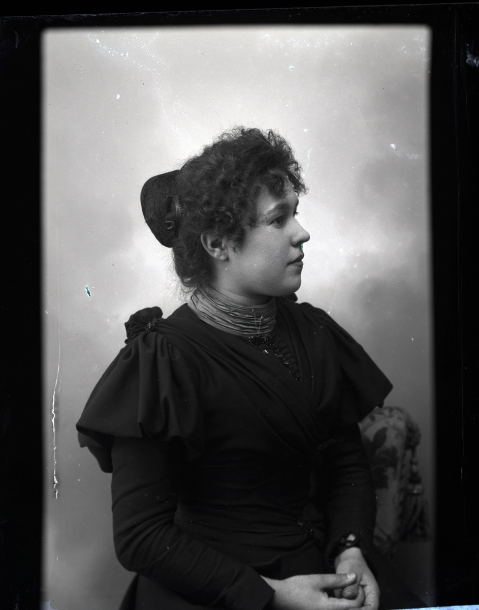 En kvinne.
Skrevet på papir som er festet til negativet: 400  Emma Pedersen, se bilde GM_MG.03452_1.