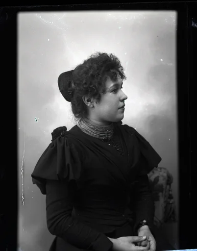 En kvinne.
Skrevet på papir som er festet til negativet: 400  Emma Pedersen, se bilde GM_MG.03452_1.