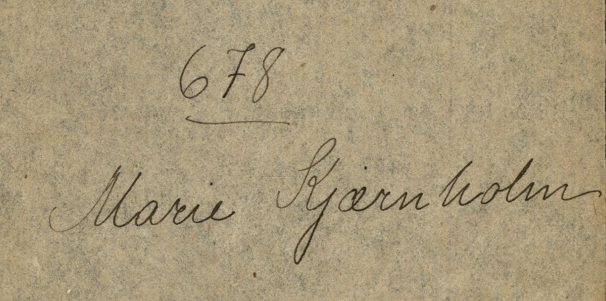 To unge kvinner.
Skrevet på papir som er festet til negativet: 678  Marie Kjærnholm, se bilde GM_MG.03450_1.