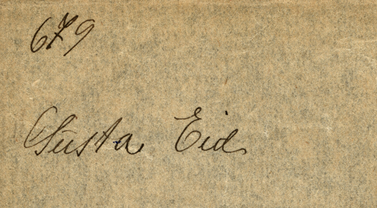 En kvinne.
Skrevet på papir som er festet til negativet: 679  Gusta Eid, se bilde GM_MG.03451_1.