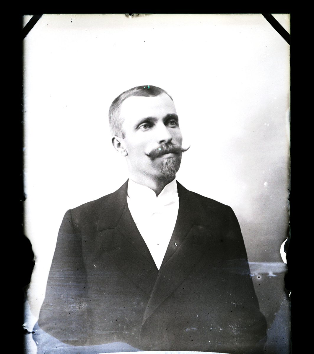 En mann.
Skrevet på papir som er festet til negativet: 673  Konduktør Ingstad, se bilde GM_MG.03453_1.