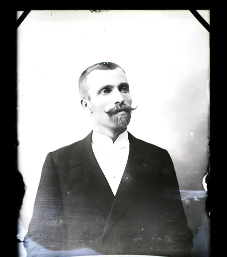 En mann.
Skrevet på papir som er festet til negativet: 673  Konduktør Ingstad, se bilde GM_MG.03453_1.