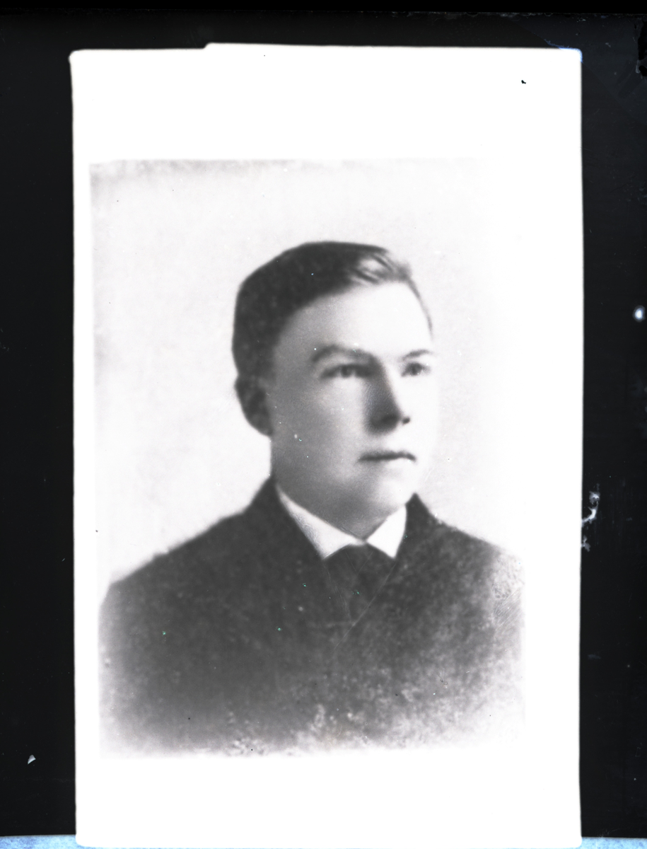 Avfotografering. En ung mann.
Skrevet på papir som er festet til negativet: 346  Kylstad Kongsvinger, se bilde GM_MG.03455_1.