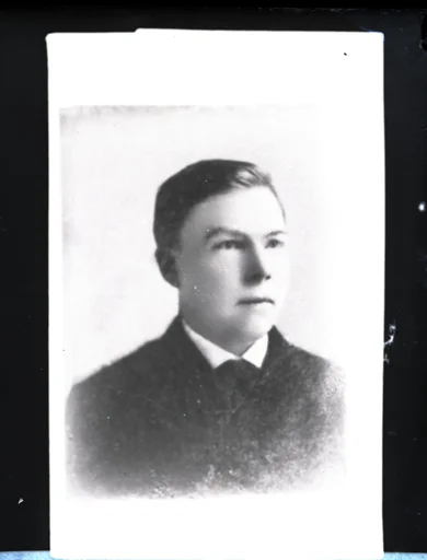 Avfotografering. En ung mann.
Skrevet på papir som er festet til negativet: 346  Kylstad Kongsvinger, se bilde GM_MG.03455_1.