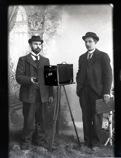 To menn med et kamera.
Skrevet på papir som er festet til negativet: 389  Herr Alme ( kanskje de er i slekt med fotograf Marthe Alme?), se bilde GM_MG.03456_2.