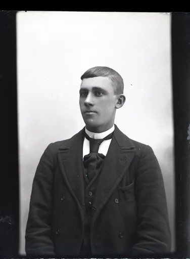 En mann.
Skrevet på papir som er festet til negativet: 347  Christian Stensrud, se bilde GM_MG.03457_1.