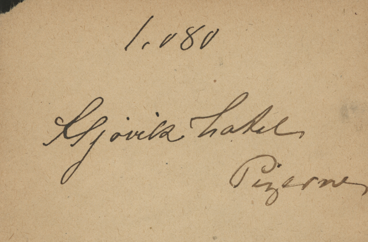 En kvinne og to jenter med rokk og hespetre, en jente strikker.
Skrevet på papir som er festet til negativet: 1080  Gjøvik hotel pigerne (pikene), se bilde GM_MG.03454_1.