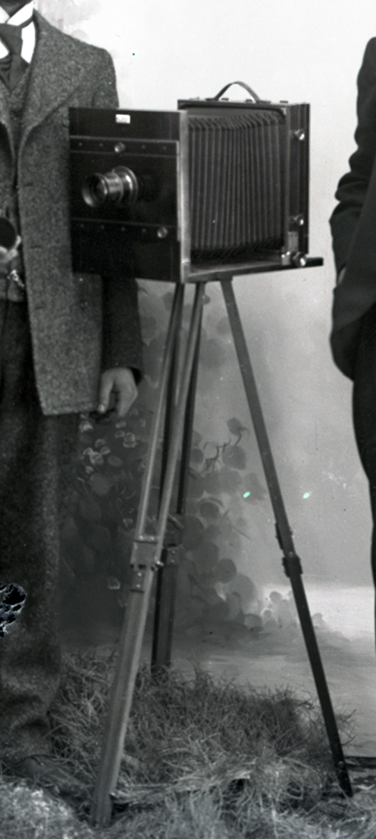 To menn med et kamera.
Skrevet på papir som er festet til negativet: 389  Herr Alme ( kanskje de er i slekt med fotograf Marthe Alme?), se bilde GM_MG.03456_2.