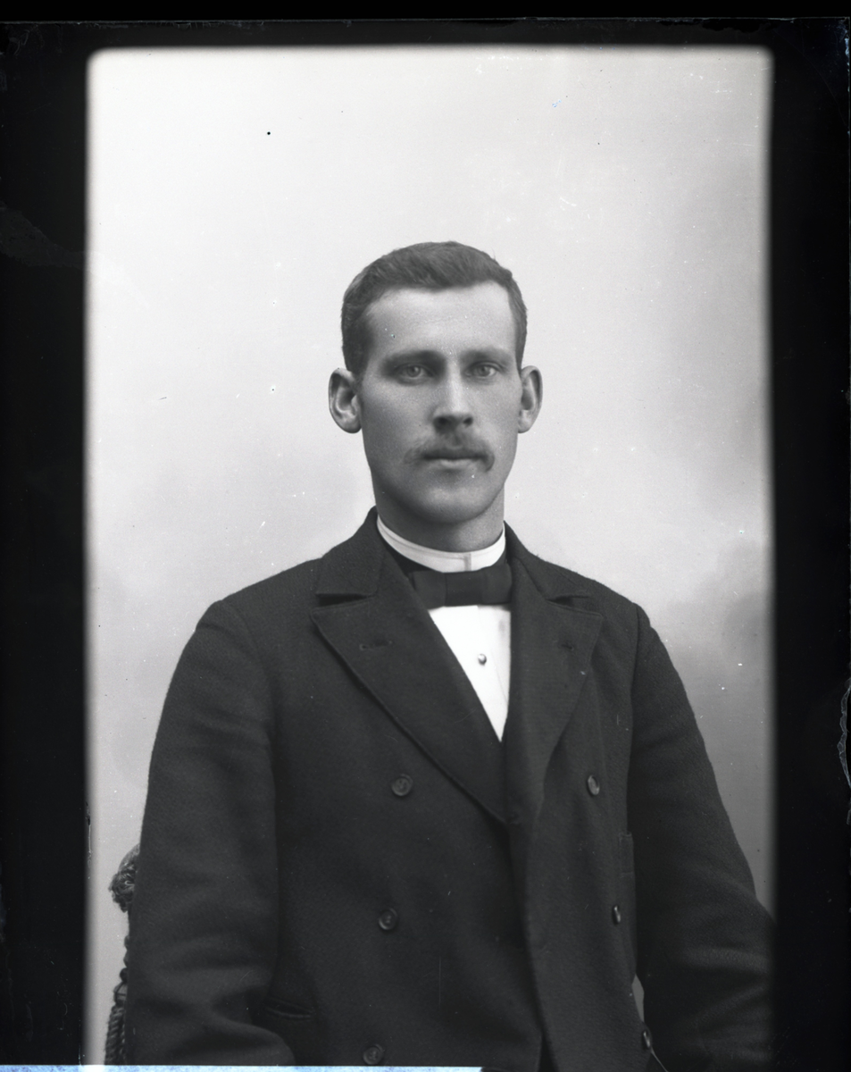 En mann.
Skrevet på papir som er festet til negativet: 390  Hakon Øverjordet, se bilde GM_MG.03458_1.