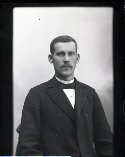 En mann.
Skrevet på papir som er festet til negativet: 390  Hakon Øverjordet, se bilde GM_MG.03458_1.