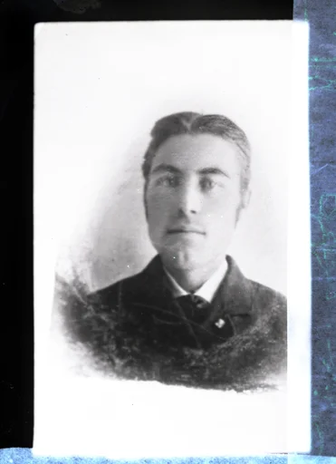 Avfotografering. En mann.
Skrevet på papir som er festet til negativet: 397  Hans Lund, se bilde GM_MG.03459_1.