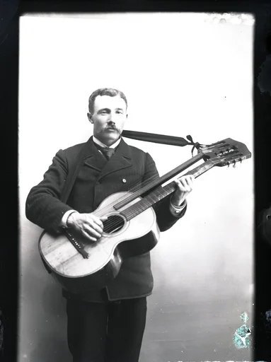 En mann med harpegitar.
Skrevet på papir som er festet til negativet: 399  Edvard Benrud, se bilde GM_MG.03460_1.