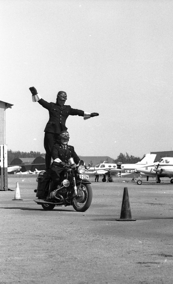 En gruppe politimotorsyklister viser formasjoner og triks.