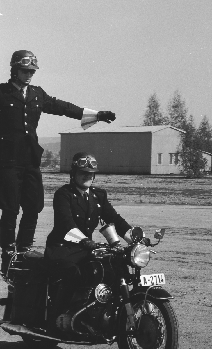 En gruppe politimotorsyklister viser formasjoner og triks.