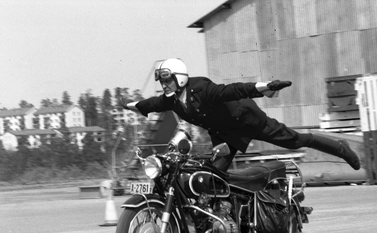 En gruppe politimotorsyklister viser formasjoner og triks.