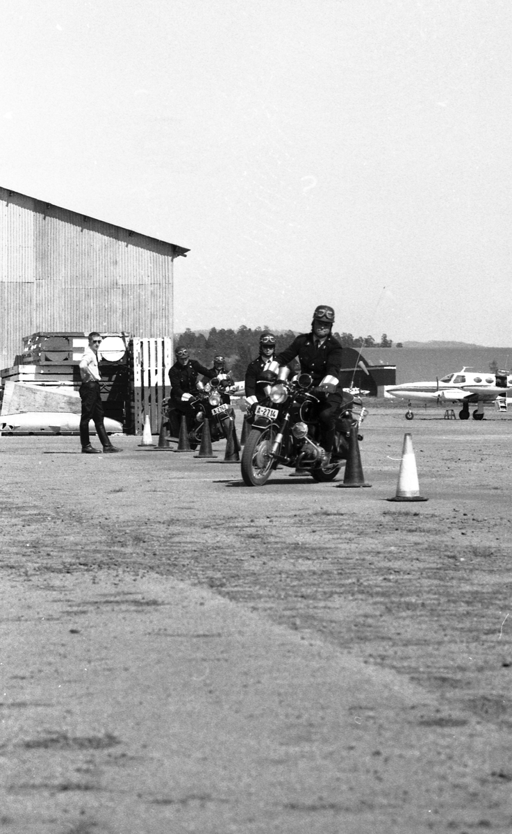 En gruppe politimotorsyklister viser formasjoner og triks.