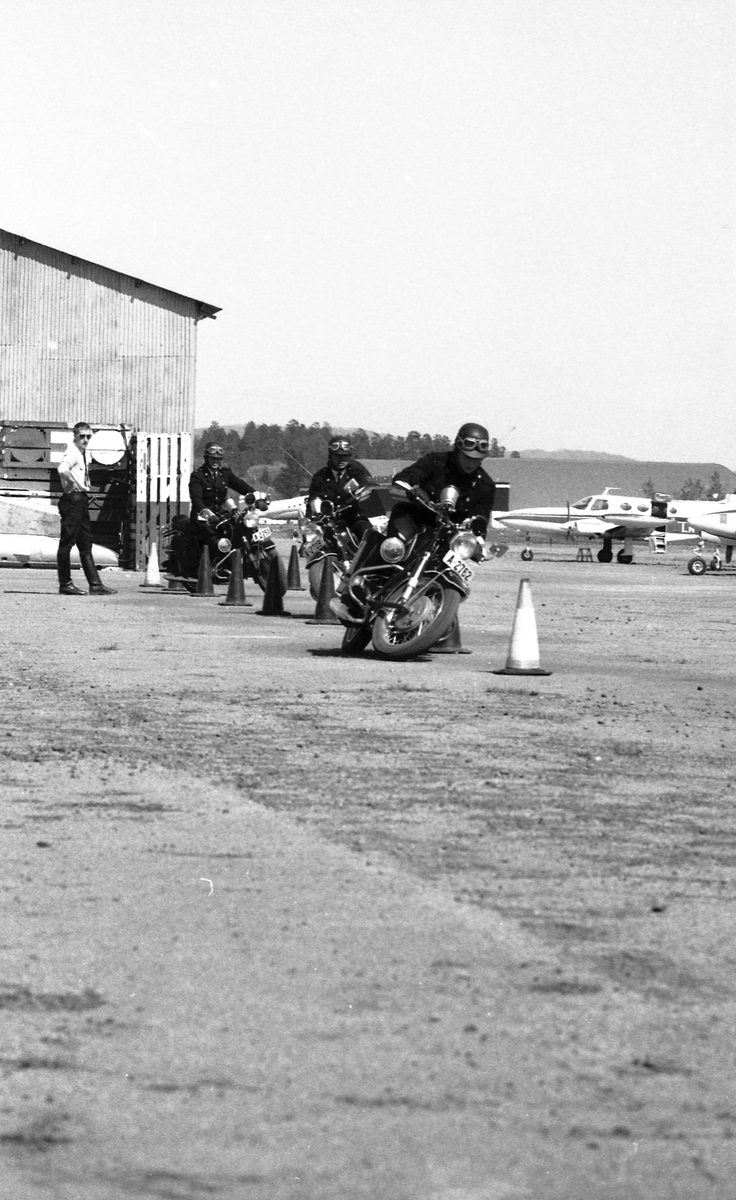 En gruppe politimotorsyklister viser formasjoner og triks.