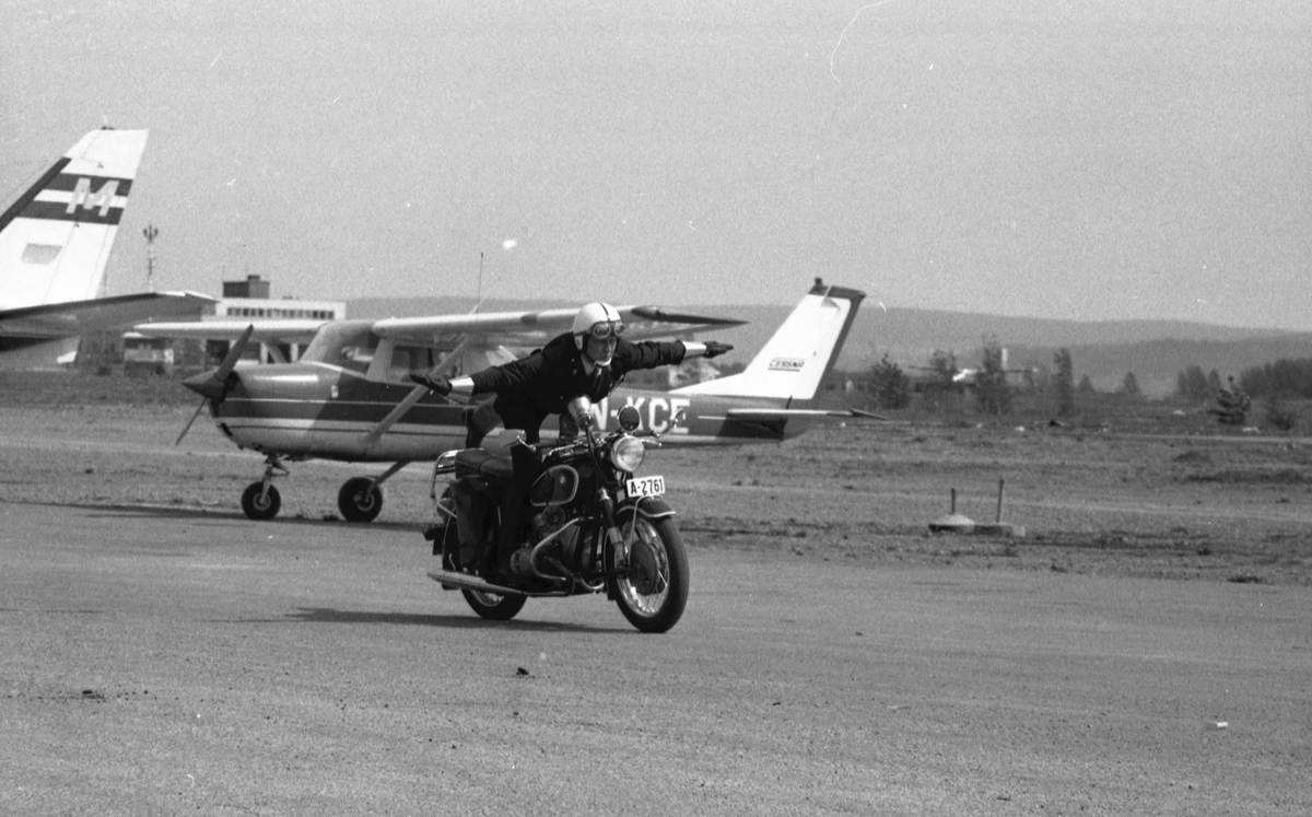 En gruppe politimotorsyklister viser formasjoner og triks.