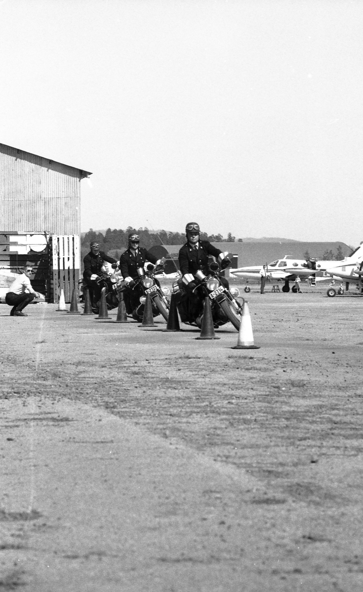 En gruppe politimotorsyklister viser formasjoner og triks.