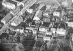 Flygfoto över område vid Hunnebergsgatan i Linköping. Hitom gatan ligger sedan 1970-talet Linköpings stadsbibliotek. Fastigheten Östgötagatan 11 A-B i hörnet med Hunnebergsgatan stod klar omkring 1952. Fotot taget 1950-tal.