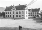Byggnaden stod klar hästen 1864. Sedan 1921 är det Linköpings stadshus.