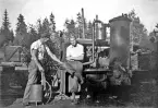 Anderstorps Stormosse ca 1945. Torvtäkt bedrevs här under andra världskriget. Två män vid ett gengasdrivet lok. Mannen till vänster lagade/tillverkade spadar och var en duktig reparatör.