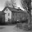 Stadsdelen Hejdegårdens östra delar söder om Tannefors sluss har upplevt stora förändringar under 1900-talet. Forshem utmed dåvarande Slussgatan är ett exempel som utraderades under 1960-talet. Vi fototillfället 1961 uppgavs adressen Slussgatan 5. Slussgatan 3 förkommer i andra sammanhang.
