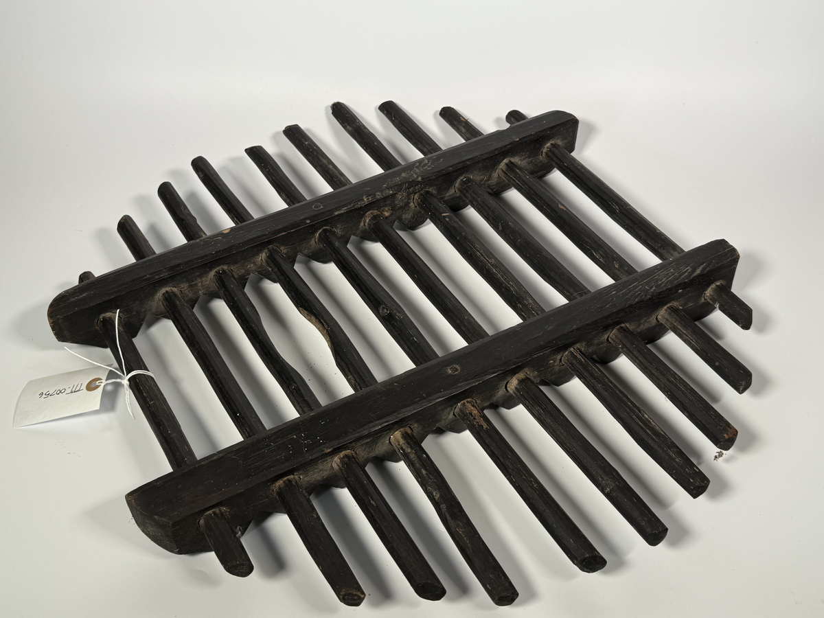 Rist til grytebunn. Brukes til farging av klær og ull ifølge protokoll. Samme type konstruksjon oppgis brukt til ølbrygging andre steder.