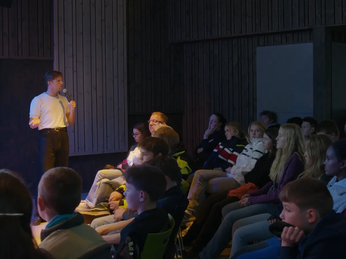 Ungt publikum som sit og høyrer på Kvammen