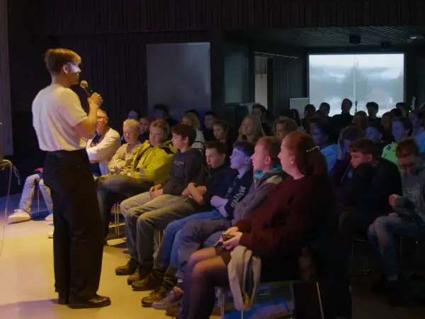 Ungt publikum som sit og høyrer på Kvammen