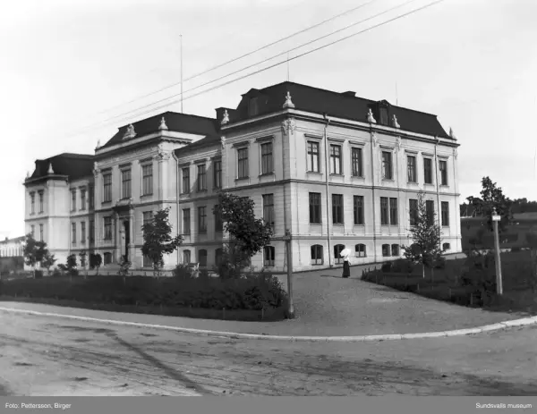 Svartvit bild med en byggnad.