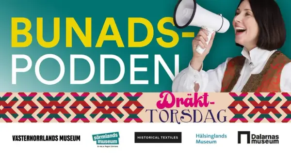 Kvinna i folkdräkt ropar i megafon "Bunadspodden"