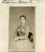 Porträtt av fröken Hilma Flodman. Tolkad som dotter till kyrkoherde Carl Fredrik Flodman (1789-1865) och dennes första hustru Anna Charlotta Ekelund (1796-1827) och därmed överensstämmande med den dokumenterade fotografen med ateljé i Oskarshamn från 1869. Född i Skönberga 1827 och död som ogift i Oskarshamn 1893. Här porträtterad omkring 1870.