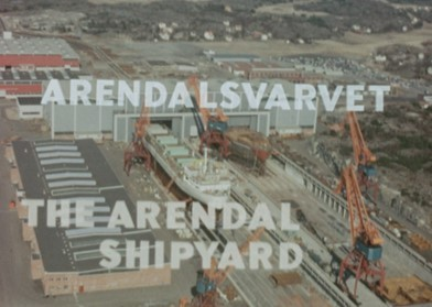 Färgfilm med speaker som presenterar Götaverkens nya varv, Arendalsvarvet. Filmen inleds med sjösättning av tankfartyget BRALANTA som blev färdig 1963. Direktör Nils Svensson visar en modell av anläggningen. Därefter följer en genomgång av produktionsflödet. Plåtlagret visas tillsammans med transportbanor och tekniska illustrationer som förklarar hur materialet rör sig genom varvet. Plåten förs vidare till torkningsanläggning och målningsstationer.

Filmen fortsätter till plåtverkstaden där sidoplåtar och andra sektioner sätts samman. Därefter visas monteringslagret och den stora skrovhallen. Arendalsprincipen betonas, det vill säga att en stor del av arbetet utförs inomhus för att optimera byggprocessen och förbättra arbetsmiljön. Produktionskedjan fortsätter vidare till skrovmonteringshallen samt till dockor och kranar utomhus där slutmontering och finjustering sker. Vi följer arbetet fram till leveransdatum. 

Avslutningsvis skildras fartygsdopet där champagneflaskan krossas mot stäven och den norska flaggan hissas. Filmen avslutas med att det färdiga fartyget, nybygge 782 I/S Saga Sky bogseras ut från varvet för att tas i bruk.