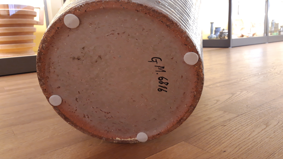 Terrassurna i duvblå glasyr, med fyra utskjutande ringar. Bo Fajans, formgivare Ewald Dahlskog 1930 till Stockholmsutställningen.