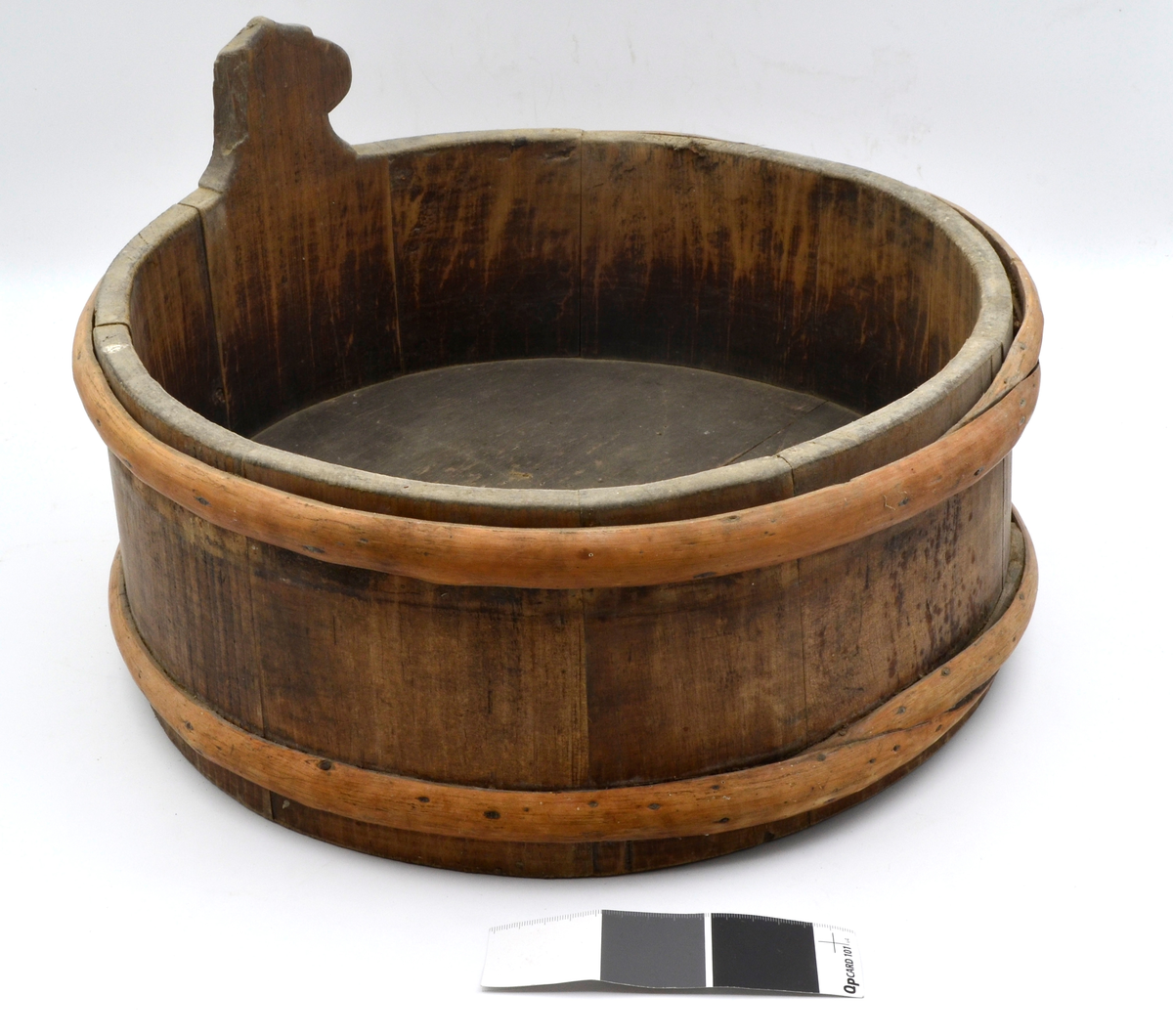 Kjerald lagget av 10 staver, hvorav en utgjør øyrestaven. Bunnen består av to bord. To brede gjorder, en oppe og en nede. Umalt. Mørkere i bunnen og oppover kantene. Utenpå øyrestaven er det et svidd stempel med initialer.