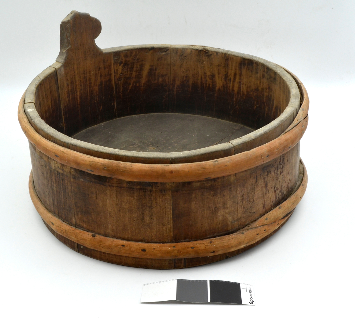 Kjerald lagget av 10 staver, hvorav en utgjør øyrestaven. Bunnen består av to bord. To brede gjorder, en oppe og en nede. Umalt. Mørkere i bunnen og oppover kantene. Utenpå øyrestaven er det et svidd stempel med initialer.