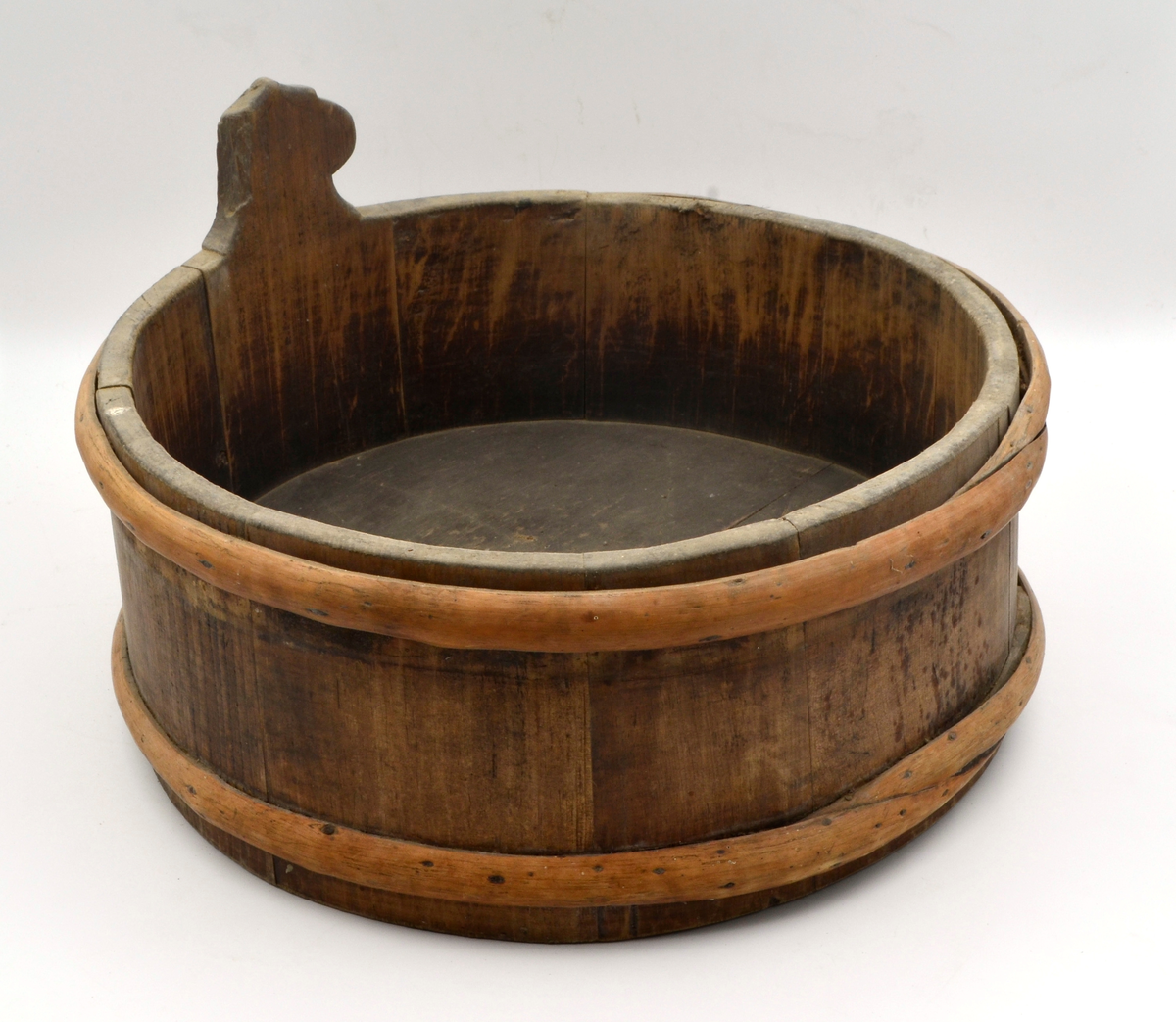 Kjerald lagget av 10 staver, hvorav en utgjør øyrestaven. Bunnen består av to bord. To brede gjorder, en oppe og en nede. Umalt. Mørkere i bunnen og oppover kantene. Utenpå øyrestaven er det et svidd stempel med initialer.