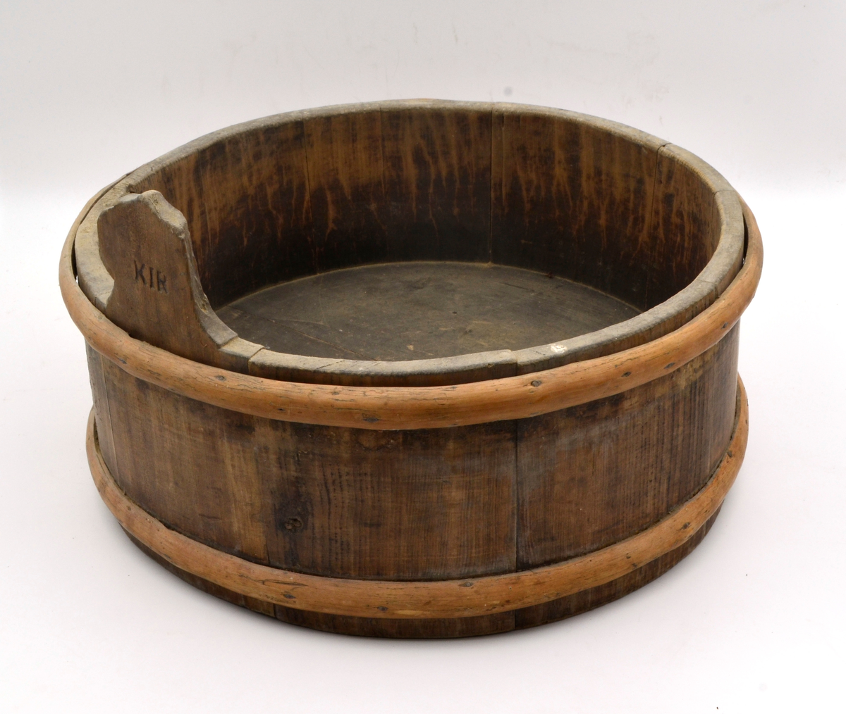 Kjerald lagget av 10 staver, hvorav en utgjør øyrestaven. Bunnen består av to bord. To brede gjorder, en oppe og en nede. Umalt. Mørkere i bunnen og oppover kantene. Utenpå øyrestaven er det et svidd stempel med initialer.