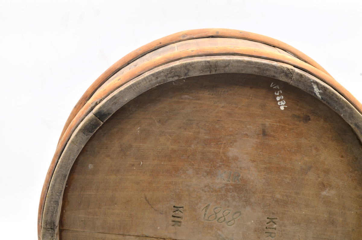 Kjerald lagget av 10 staver, hvorav en utgjør øyrestaven. Bunnen består av to bord. To brede gjorder, en oppe og en nede. Umalt. Mørkere i bunnen og oppover kantene. Utenpå øyrestaven er det et svidd stempel med initialer.