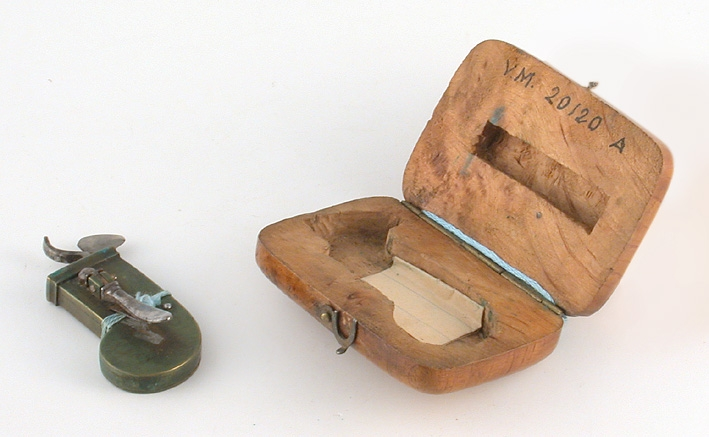 Åderlåtningsapparat o träetui (av alm) mått: 65 mm x 45 mm.