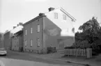 Parti av Västanågatan i Linköping 1970. Fastigheterna närmast betraktaren, nummer 12 följt av 10, exemplifierar väl den ursprungliga bebyggelsen i området från det sena 1800-talet.