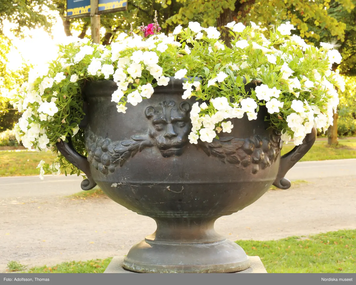 Urnor av gjutjärn gjutna hos Herman Bergmans konstgjuteri, Stockholm. Ingår i en svit om 14 stycken.