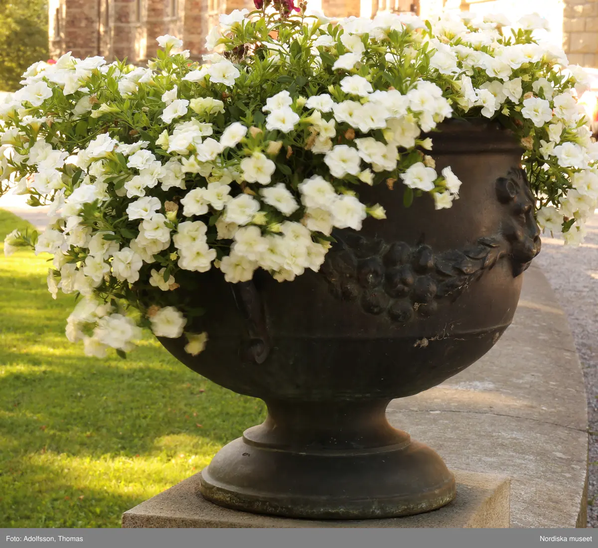 Urnor av gjutjärn gjutna hos Herman Bergmans konstgjuteri, Stockholm. Ingår i en svit om 14 stycken.