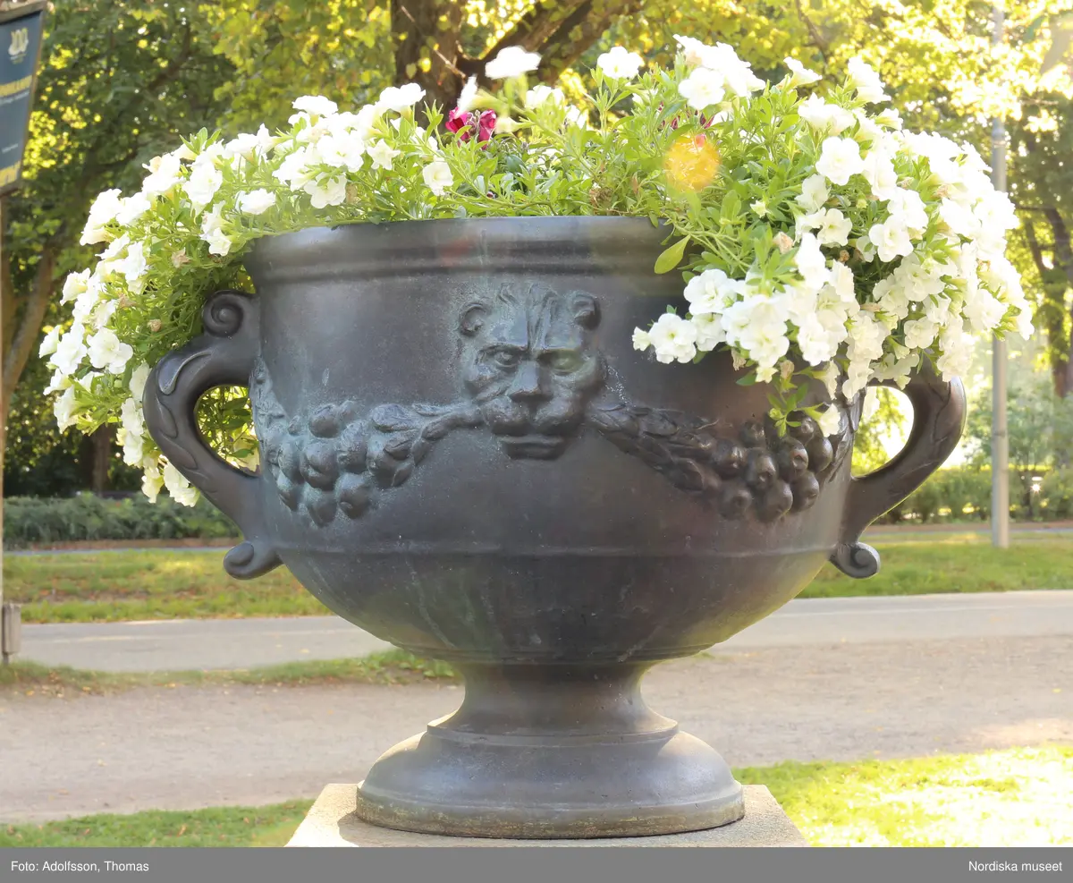 Urnor av gjutjärn gjutna hos Herman Bergmans konstgjuteri, Stockholm. Ingår i en svit om 14 stycken.