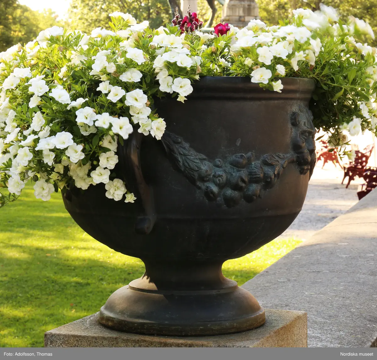 Urnor av gjutjärn gjutna hos Herman Bergmans konstgjuteri, Stockholm. Ingår i en svit om 14 stycken.