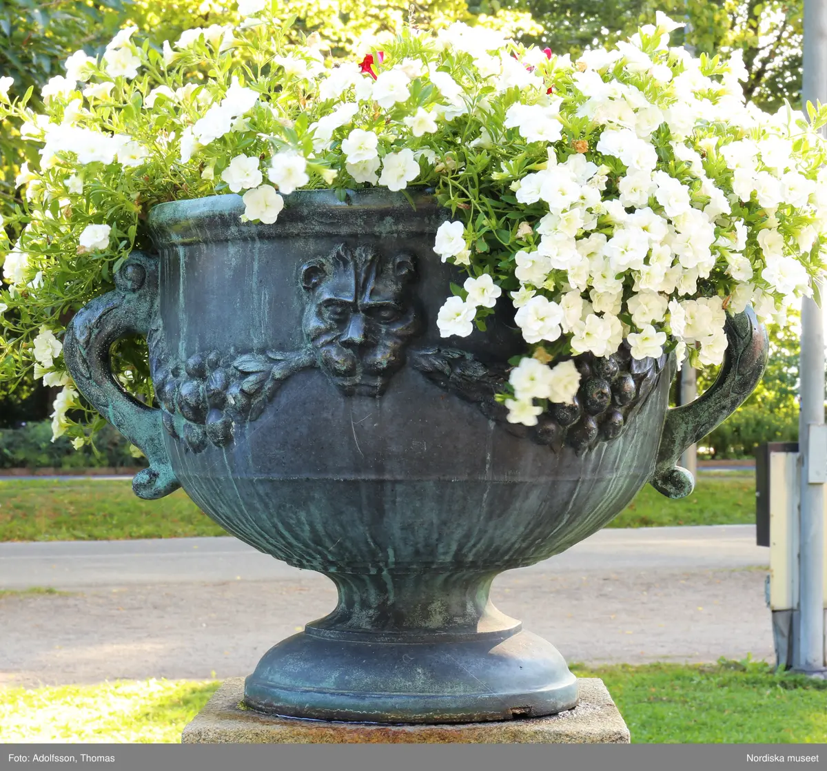 Urnor av gjutjärn gjutna hos Herman Bergmans konstgjuteri, Stockholm. Ingår i en svit om 14 stycken.