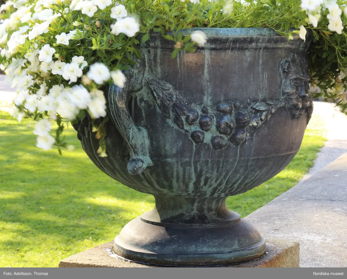 Urnor av gjutjärn gjutna hos Herman Bergmans konstgjuteri, Stockholm. Ingår i en svit om 14 stycken.