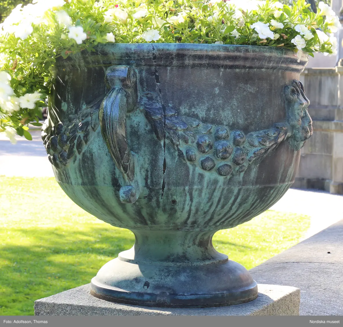 Urnor av gjutjärn gjutna hos Herman Bergmans konstgjuteri, Stockholm. Ingår i en svit om 14 stycken.